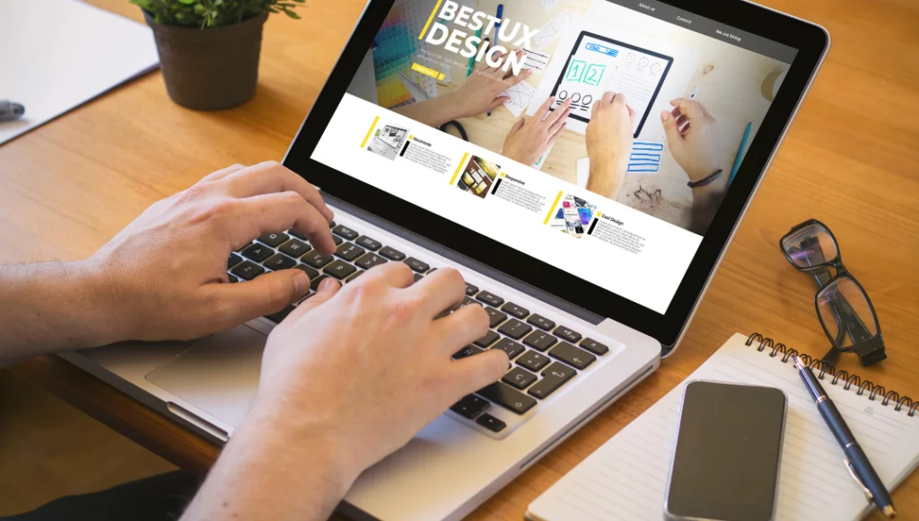 Isparta web tasarım süreci laptop ekranında tasarım çalışması