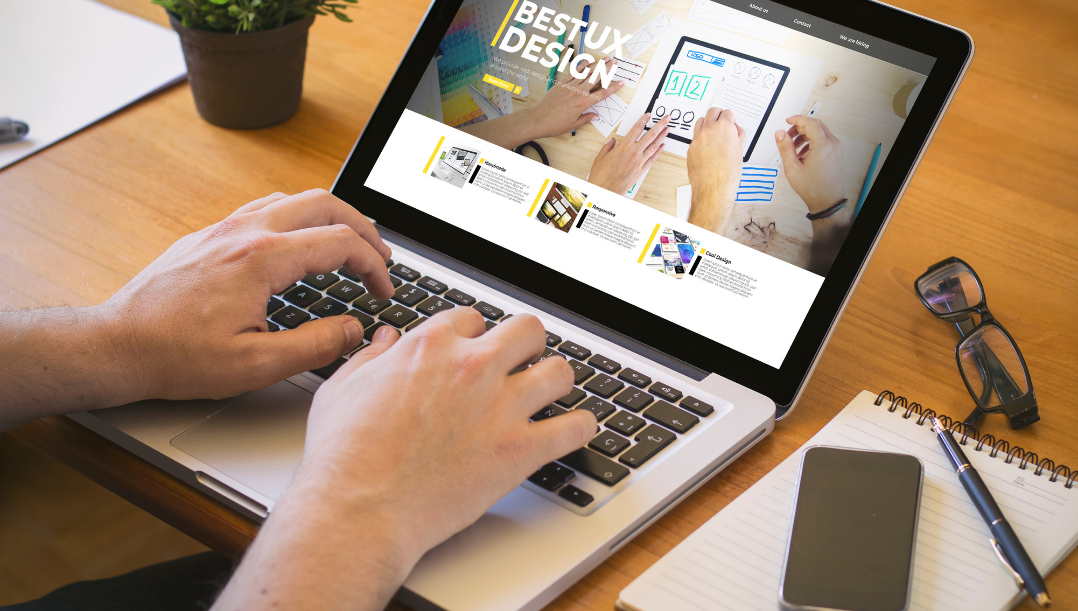 Isparta web tasarım süreci laptop ekranında tasarım çalışması