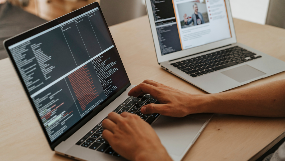 Isparta kurumsal web tasarım kodlama ve arayüz geliştirme laptop ekranı