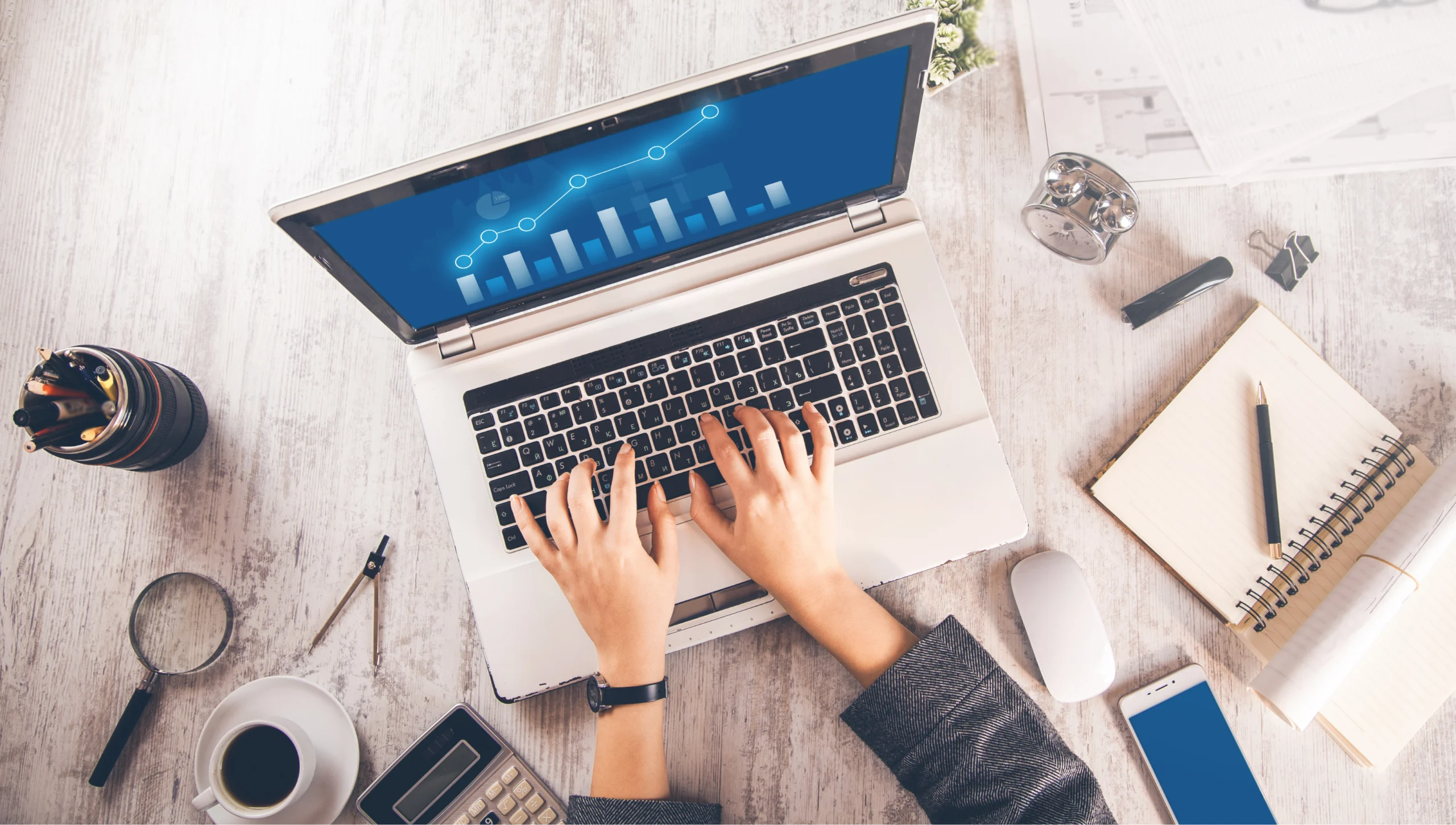 Laptop üzerinde çalışan modern bir tasarım arayüzü – Isparta web tasarım hizmeti görseli.